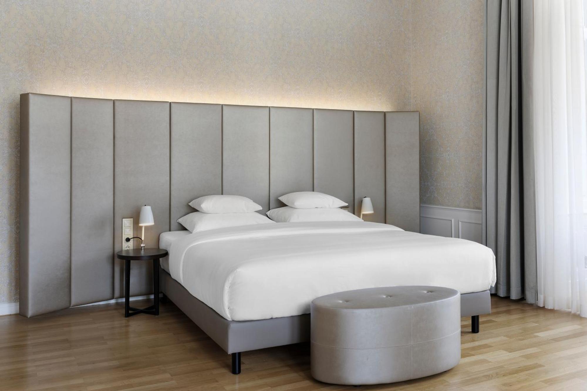 Junior Family Suite King Bed Sofa Bed,1756398239:JPEG